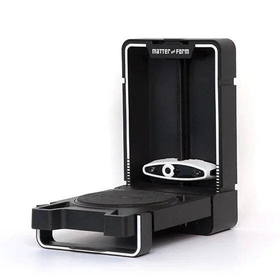 Matter and Form 3D Scanner V2 +Quickscan, Dimensiuni maxime scanare: 25 x 18 cm, 3 kg, Senzor CMOS, 2 x Laser clasa 1, USB 2.0, Cerinte sistem: Windows 7, 8.1, 10 (64 bit) with OpenGL 3.3 (March 2010), or higher or macOS 10.15+, CPU: i5, RAM: 4GB.Software inclus: MFStudio +Quickscan, Marja eroare: