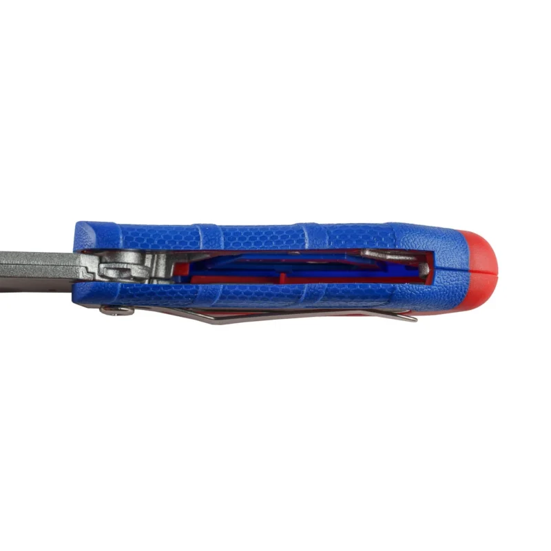 Cutter Optima Pro, lama trapezoidala + 2 rezerve SK5, pliabil, clips curea, zinc cu rubber grip Cutter Optima Pro, lama trapezoidala + 2 rezerve SK5, pliabil, clips curea, zinc cu rubber grip